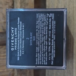 Givenchy Prisme Libre Illuminating & Color Correcting Loose Powder-2 Satin Blanc